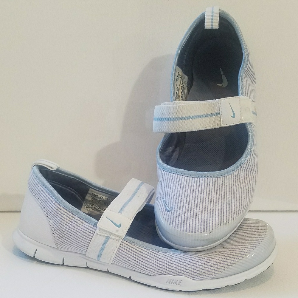 Women's Nike Flats Slip on Shoe's size 6